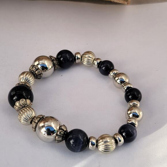 Vintage black and silver stretch bracelet with ribbed and smooth beads - Picture 8 of 10